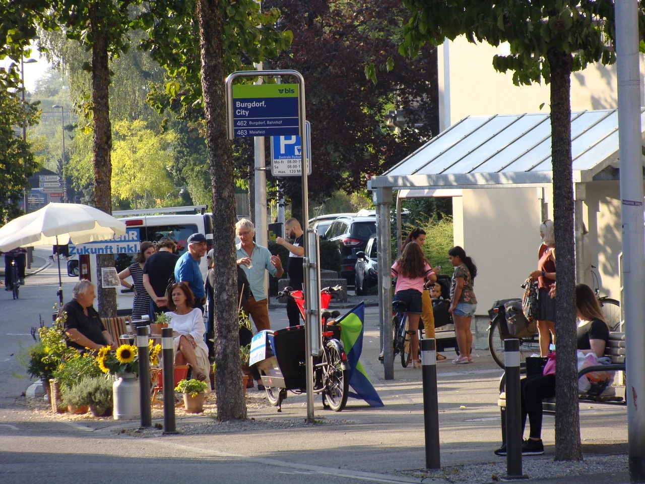 Kontakte knüpfen, Trickvelofahren, diskutieren und Wettbewerb gewinnen mit Klaus von Pro Velo Emmental am PARK(ing) Day in Burgdorf