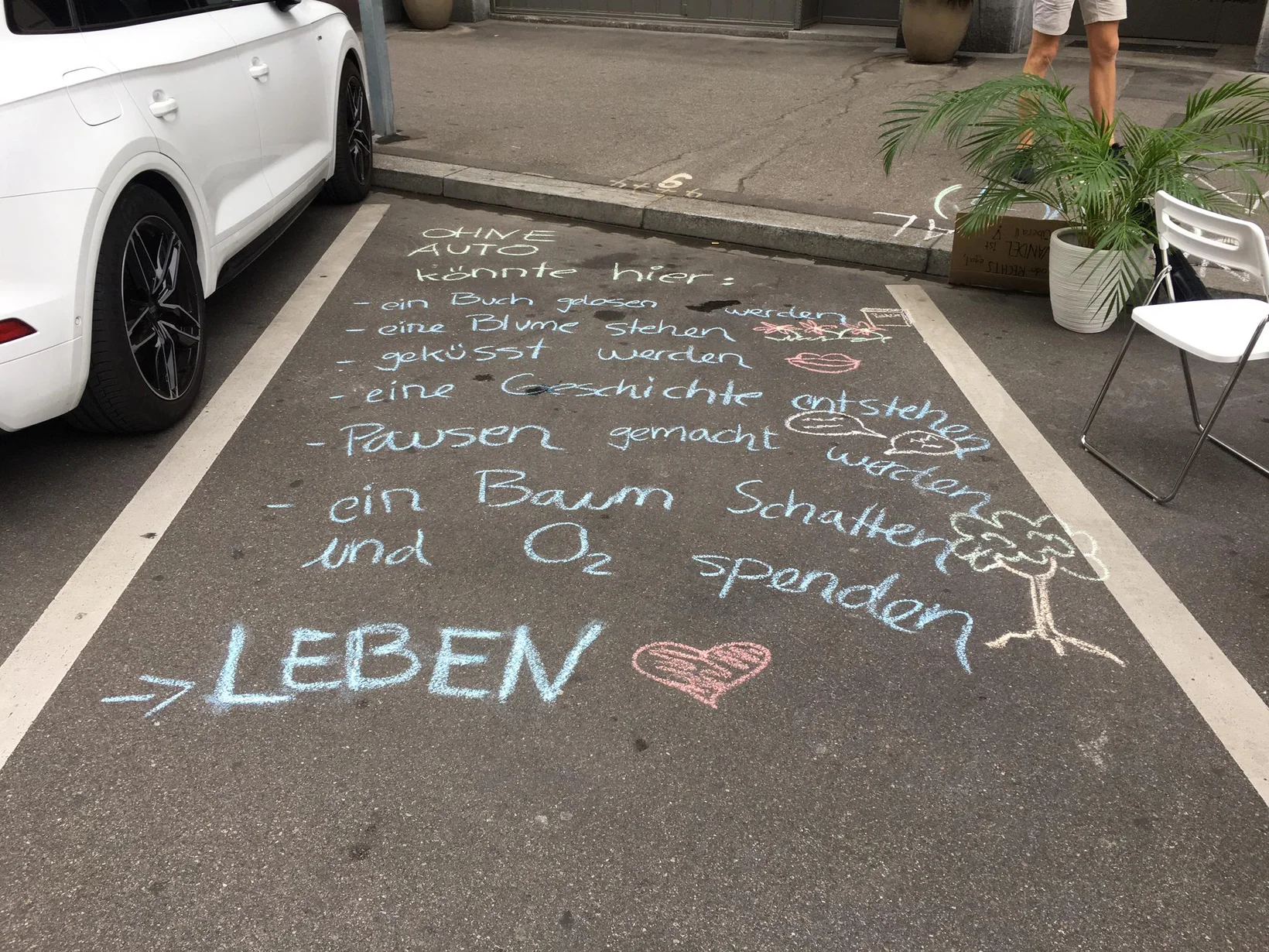 Gemütliches Zusammensein mit statt Parkplatz - mit Elias und Annabelle im Sihlfeld in Zürich am PARK(ing) Day 2020