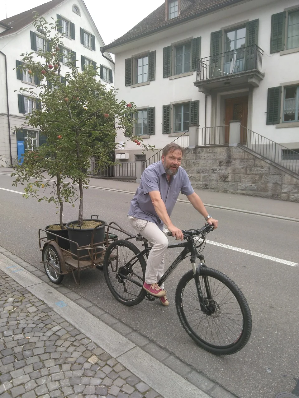 Temporäre Bepflanzung statt Parkplatz mit Christian von Pro Natura am PARK(ing) Day in Burgdorf