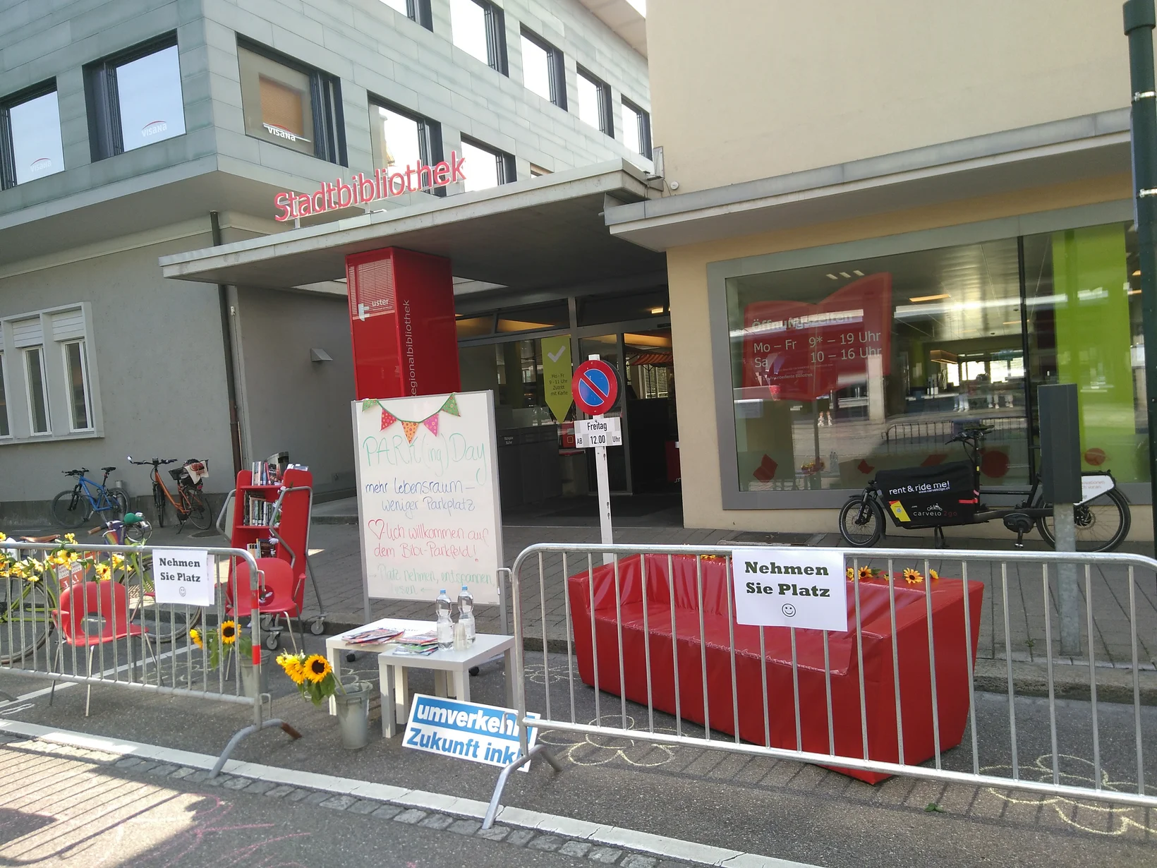 Sofa der Bibliothek, jede volle Stunde wird etwas vorgelesen mit Milena von der Bibliothek Uster am PARK(ing) Day 2020 in Uster