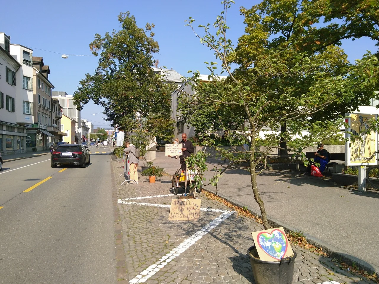 Temporäre Bepflanzung statt Parkplatz mit Christian von Pro Natura am PARK(ing) Day in Burgdorf