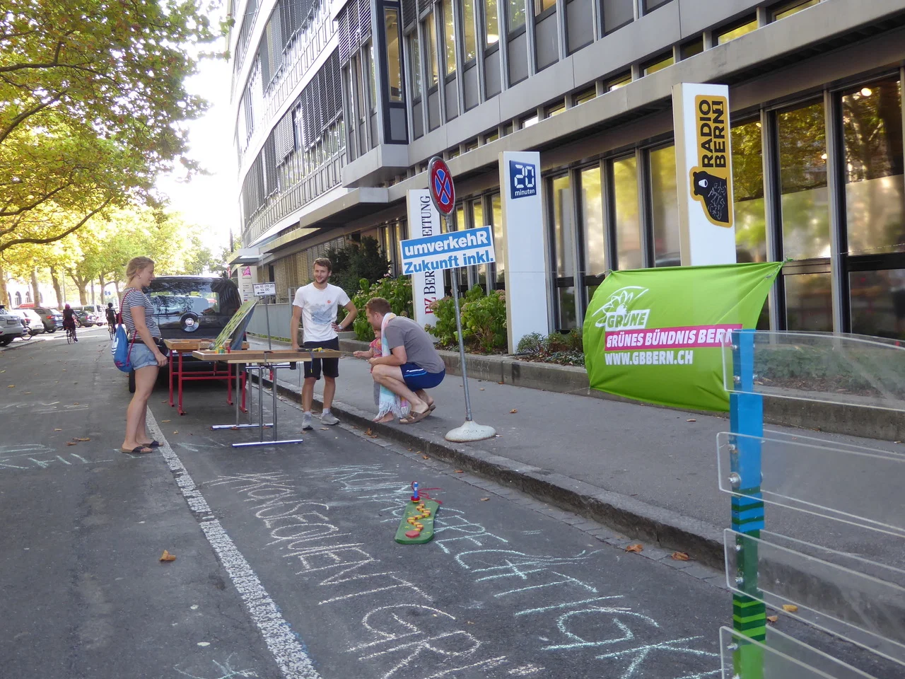 Spielwiese, jetzt! Das Grüne Bündnis ist bereit auf eine Runde Ping Pong und knall harte Fragen zum Klimaschutz in der Stadt Bern am PARK(ing) Day 2020 in Bern