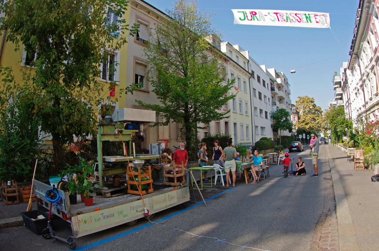 Moscht zum Tringge statt zum Abstingge mit Frederik und Freunden an der Jurastrasse am PARK(ing) Day 2020 in Basel