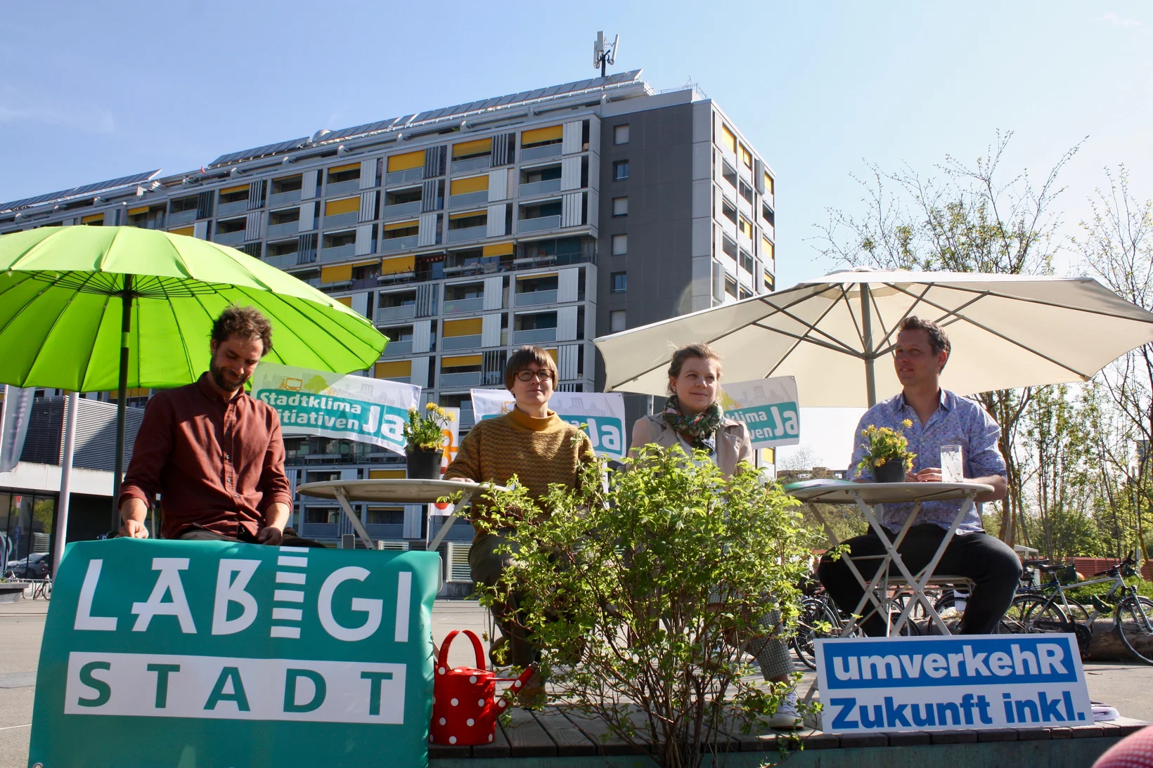 Lancierung der Stadtklima-Initiative Bern. v.l.n.r. Moritz Gubler (Vorstandsmitglied «Bern bleibt grün» und Stadtklimaforscher am Geographischen Institut der Universität Bern), Laura Binz (Co-Präsidentin «Läbigi Stadt», Stadträtin), Nadine Masshardt (Nationalrätin und ehemalige Präsidentin von «Läbigi Stadt»), Silas Hobi (Geschäftsleiter umverkehR) 