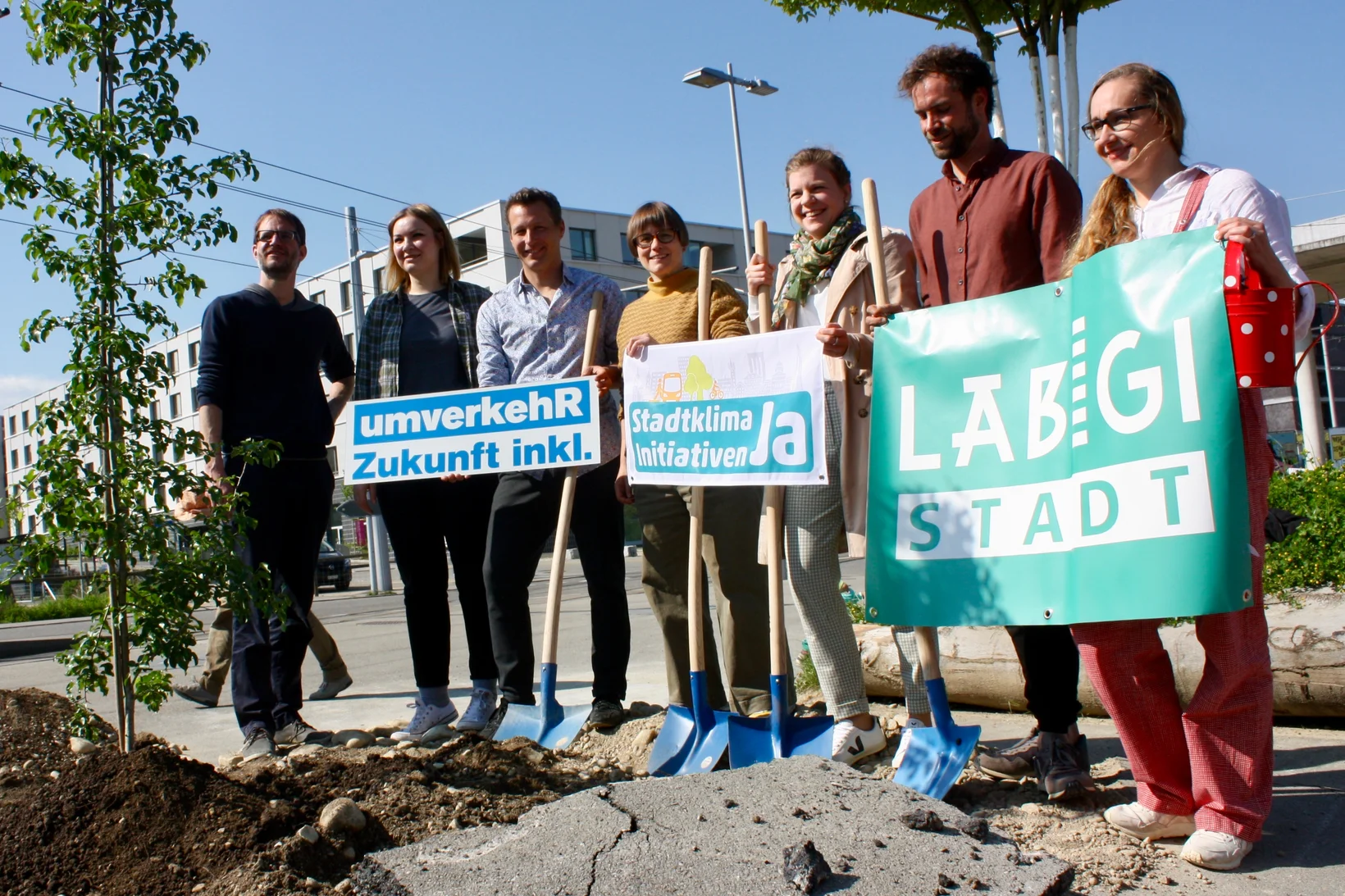 Lancierung der Stadtklima-Initiative Bern. v.l.n.r Marius Christen (Co-Präsident «Läbigi Stadt»), Jelena Filipovic (Vorstand «Läbigi Stadt»), Silas Hobi (Geschäftsleiter umverkehR), Laura Binz (Co-Präsidentin «Läbigi Stadt», Stadträtin), Nadine Masshardt (Nationalrätin und ehemalige Präsidentin von «Läbigi Stadt»), Moritz Gubler (Vorstandsmitglied «Bern bleibt grün» und Stadtklimaforscher am Geographischen Institut der Universität Bern), Tanja Miljanovic (Vorstand «Läbigi Stadt» 