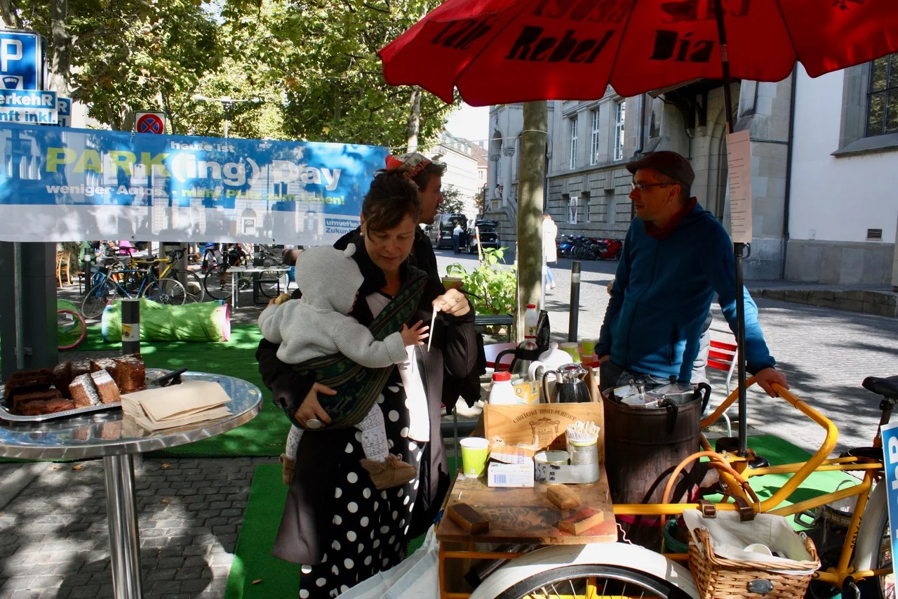 Kaffee und Kuchen von „Café Rebel Dia“ und dem Restaurant Zähringer in Zürich am PARK(ing) Day 2019