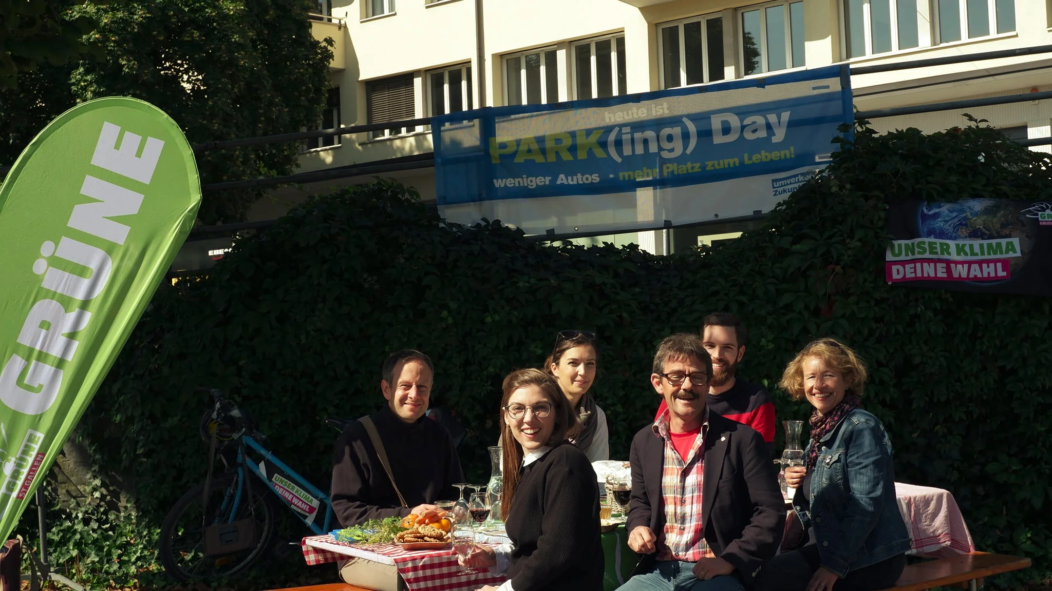 Strassencafé mit verschiedenen Angeboten von Grüne Stadt und Region St. Gallen am PARK(ing) Day 2019