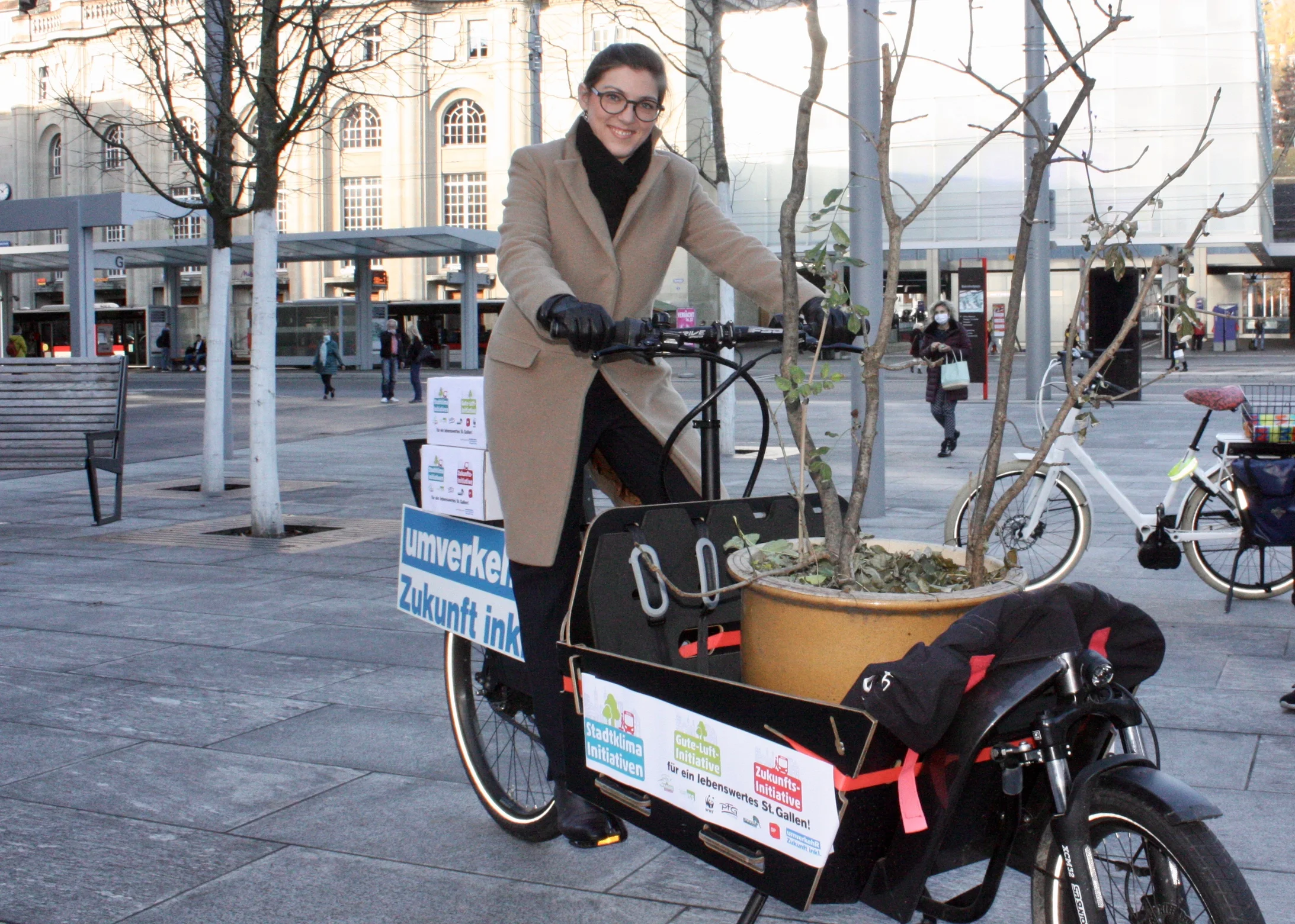 Franziska Ryser, Nationalrätin Grüne und Co-Präsidentin umverkehR bei der Einreichung der Stadtklima-Initiativen 