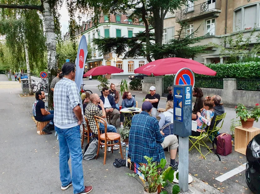 PARK(ing) Day 2021, Biel/Bienne, Unterer Quai. Diverse Inputs und Diskussionen von engagierten Menschen zum Thema "Lebensqualität durch Belebung" mit Michel von der SP/PSR Biel Bienne