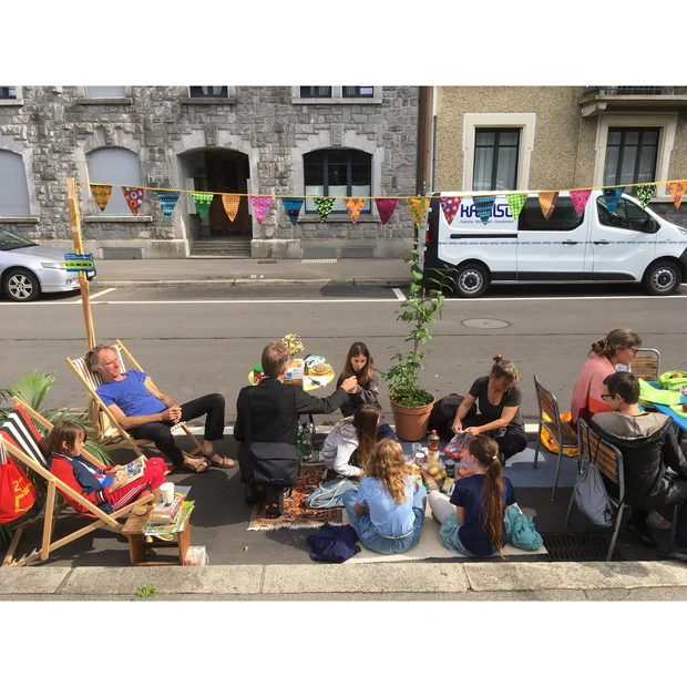 PARK(ing) Day 2021, Luzern, Zähringerstrasse Parkplatz Nr.23, Quartiertreff statt Parkplatz mit Angela von der Klimagruppe Bruch