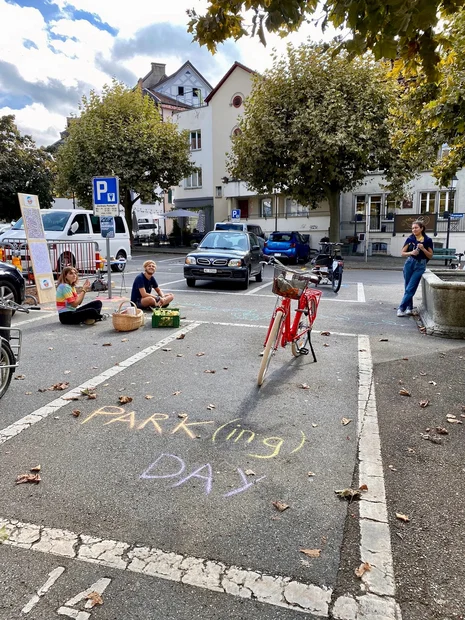 PARK(ing) Day 2021, Lenzburg, Kronenparkplatz Gemüse vom Pyrolysegrill statt Kühlergrill mit Regula, den Grünen und der Klimagru