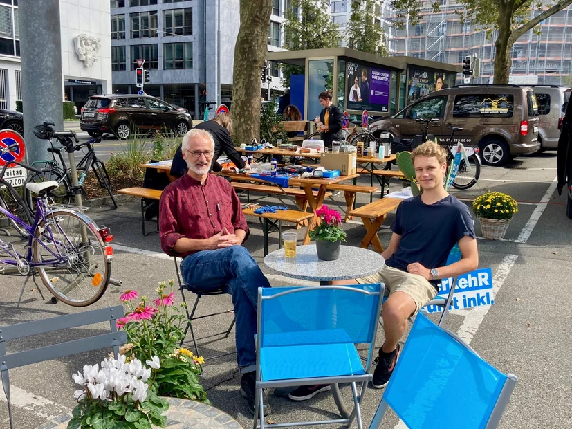 PARK(ing) Day 2021, Zug, Parkplätze unterer Postplatz, vor dem Regierungsgebäude: Seestrasse 2 Platz, Infrastruktur und Power fü