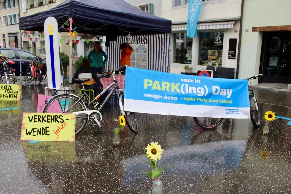 PARK(ing) Day 2021, Sempach, im Städtli beim Rathausbrunnen (Aktion fand am Sonntag 19.9. statt  Begegnungszone statt Parkplatz 