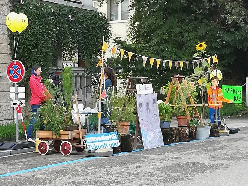 PARK(ing) Day 2021, St. Gallen, Demutstrasse. Bluemekafiparkplatz, Chill-Out-Parkplatz, Kunstparkplatz und Yoga+Spielparkplatz vom Verein Polybau