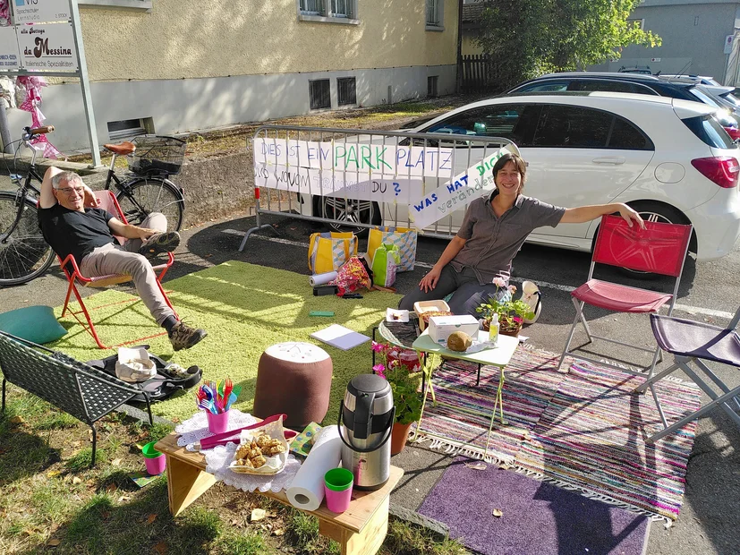 PARK(ing) Day 2021, Uster, Zwischen Gerichtsstrasse 1 / 3, Parkfeld Nr. 28 Quartiertreff, Kurzkonzert mit einer Harfe mit Anna, Katrin und dem Quartierverein