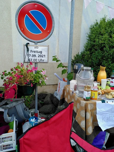 PARK(ing) Day 2021, Wil (SG), Obere Bahnhofstrasse 19. Kaffee und Kuchen mit Sitzgelegenheiten zum Verweilen und... ein Wettbewerb! Von Sabrina mit der Klimagruppe Wil