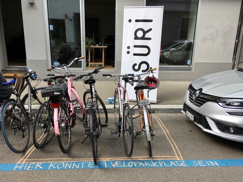 PARK(ing) Day 2021, Zürich, Glasmalergasse 5 bis 7, Tsuri verlegt für einen Tag ihr Büro auf die Strasse. Man kann vorbeikommen 