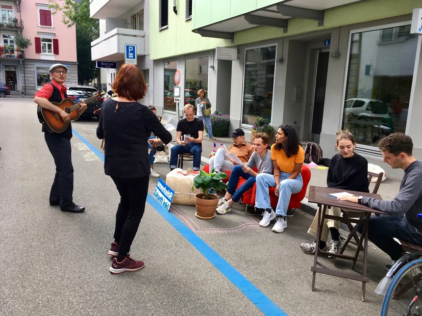 PARK(ing) Day 2021, Zürich, Glasmalergasse 5 bis 7, Tsuri verlegt für einen Tag ihr Büro auf die Strasse. Man kann vorbeikommen 