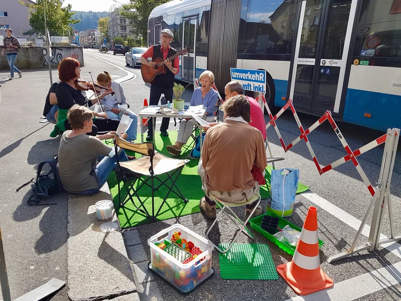 PARK(ing) Day 2021, Zürich, in der Stadt unterwegs. Klimalieder mit Gitarre, Geige und Gesang - Sängerinnen und Sänger sind herz