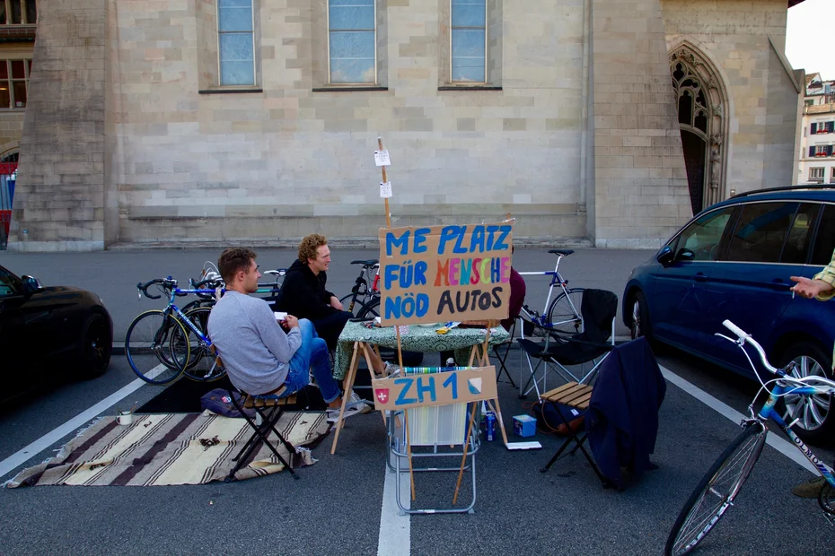 PARK(ing) Day 2021, Zürich, Stadthausquai / Münsterbrücke unplugged Konzert, Verpflegung und Kaffee. Wir werden auch Stadtspaziergänge anbieten, an denen wir auf den Unterscheid vom Niederdörfli zur Bahnhofstrasse hinweisen und Passantinnen auffordern, ihre Vorstellungen zum Stadtraum zu zeichnen. 