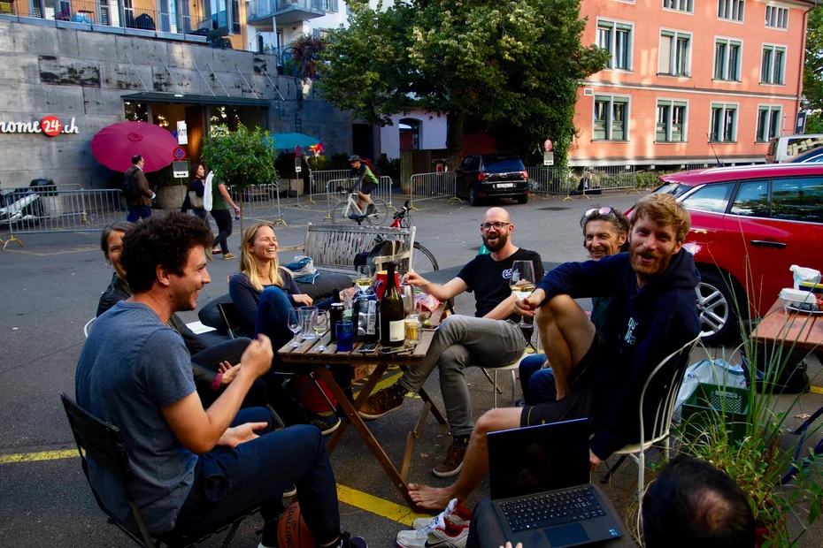 PARK(ing) Day 2021, Zürich, Parkplatz vor dem City Hallenbad Crêpes statt Crêpieren ab 11h laufen die Platten rund. Der Parkplatz wird zur Wohnstube mit Homeoffice-Möglichkeiten, Spielparadies und französischem Bistro! Bienvenu! Von Samuel mit Crew von der WG zum sprützigen Panasch