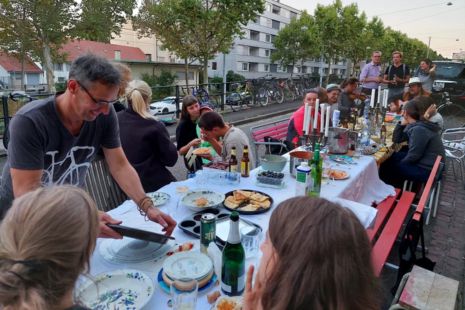 PARK(ing) Day 2021, Basel, Spalenring, Spaghetti-Plausch und Live Jazz Manouche